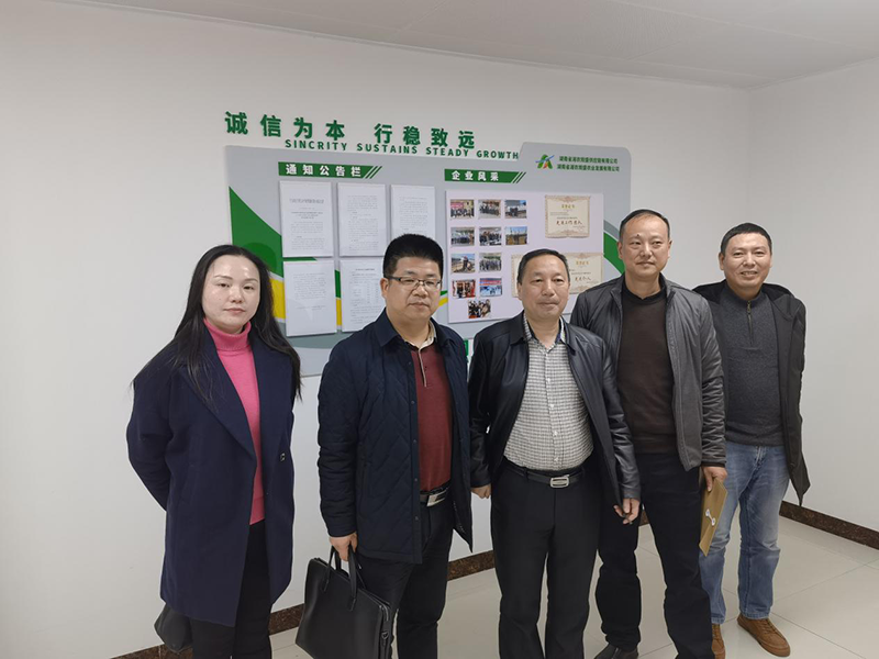 省現代農業集團直屬黨委書記、工會主席張友泉等一行到岳陽城陵磯新港區實地考察大宗農業品進口和保稅加工