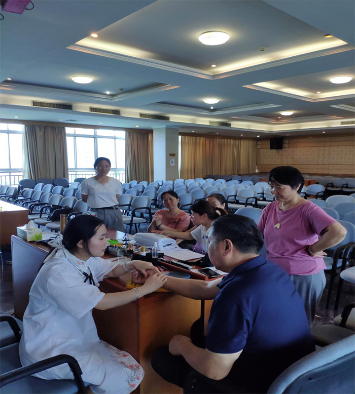 關注職工身體健康 開展中醫義診活動 ----糧油集團工會開展“我為群眾辦實事”主題活動
