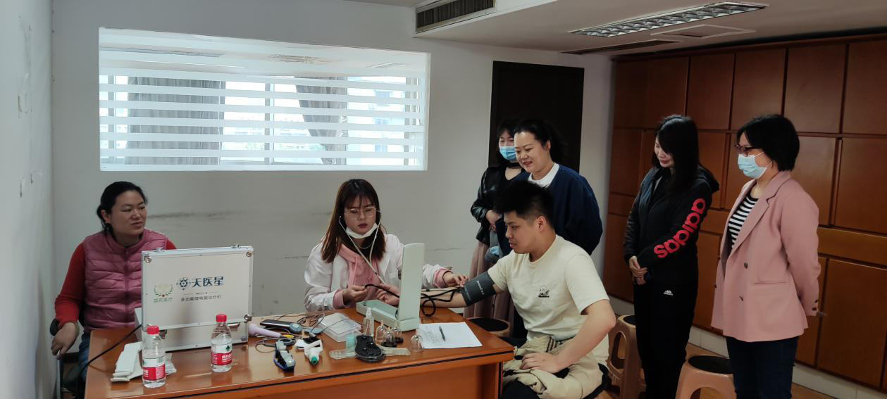 湖南糧油集團工會邀請中國中醫研究院促進會青年志愿者開展職工免費健康診察服務