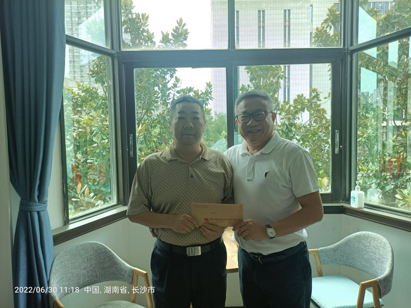 湖南糧油集團(tuán)開(kāi)展“七一”走訪慰問(wèn)活動(dòng)