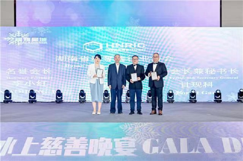 湖南糧油集團(tuán)黨委書記、董事長(zhǎng)葉蓁出席福布斯中國(guó)與湖南省新零售行業(yè)協(xié)會(huì)簽約儀式