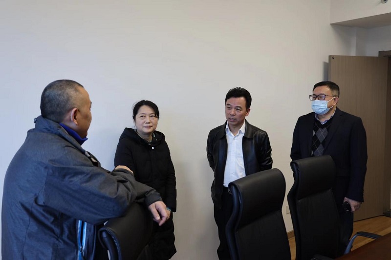 湖南農(nóng)業(yè)集團(tuán)黨委委員、副總經(jīng)理陳根榮到糧油進(jìn)出口集團(tuán)走訪慰問困難職工